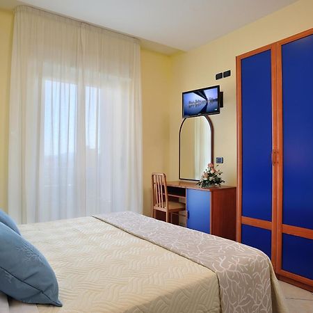 Hotel Riviera B&B มิซาโน อาดรีอาติโก ภายนอก รูปภาพ
